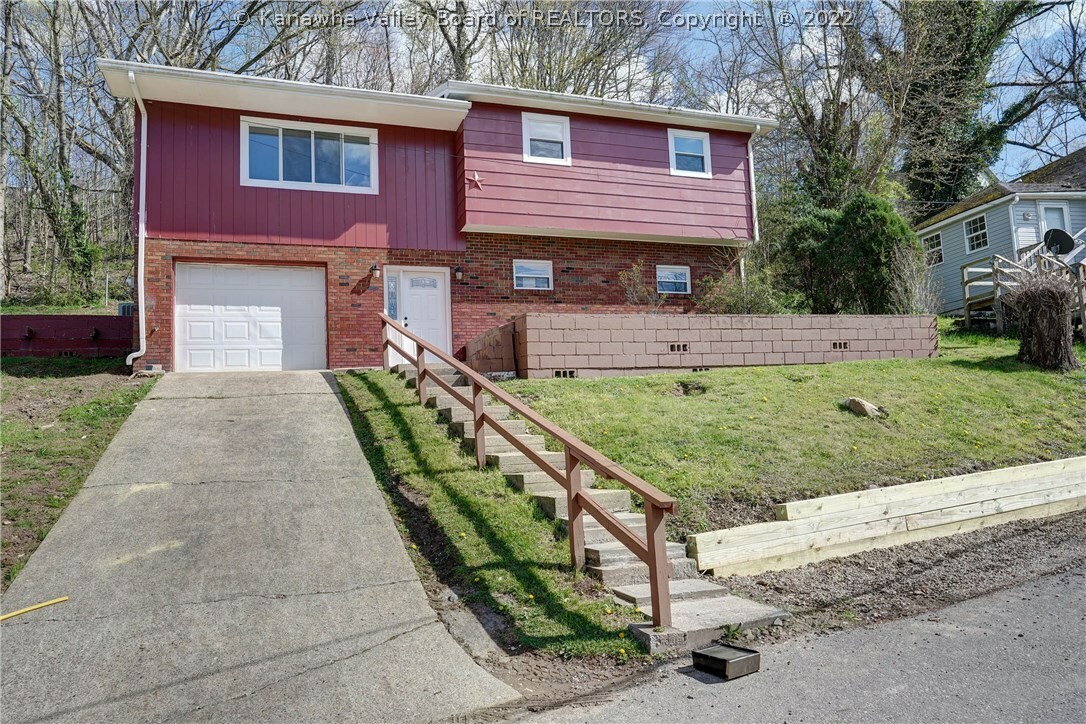 Property Photo: 105 Knotts Avenue WV 25064