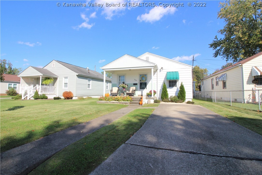 Property Photo: 2604 Lincoln Avenue WV 25177