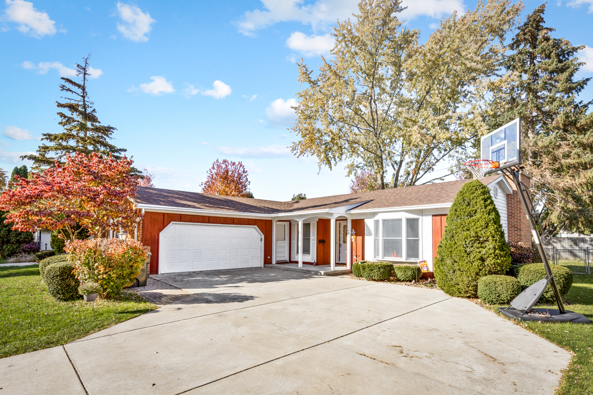 Property Photo:  1495 Crestwood Court  IL 60506 