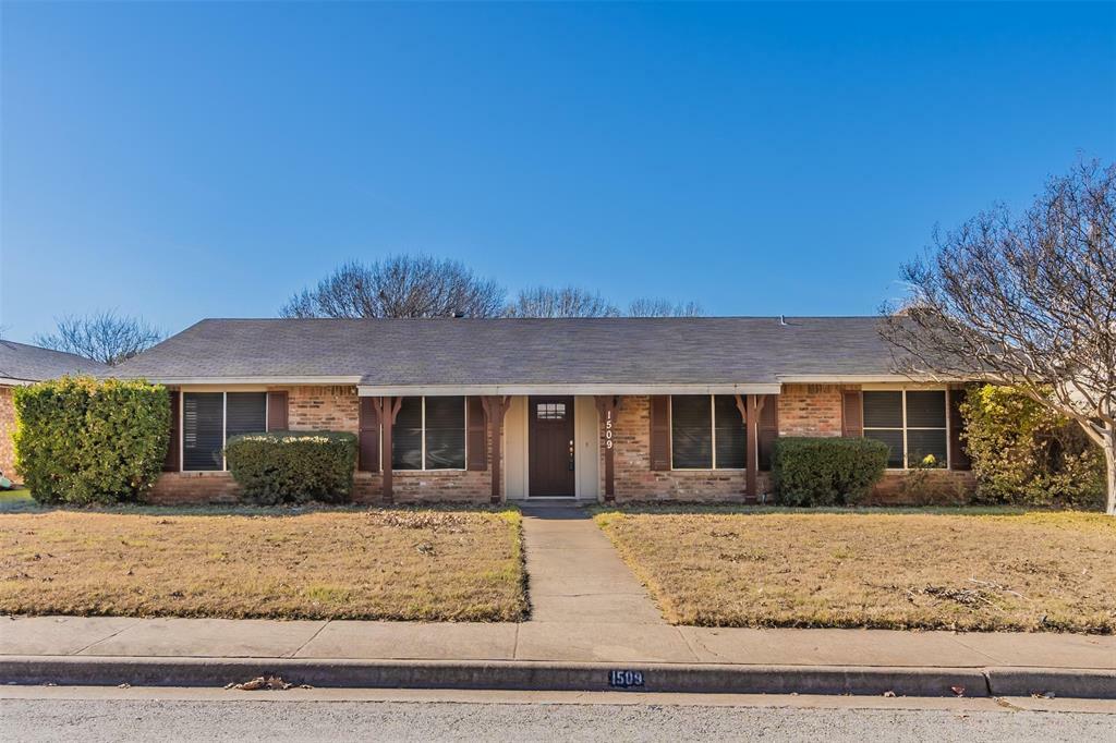 Property Photo:  1509 Meadow Court  TX 76065 