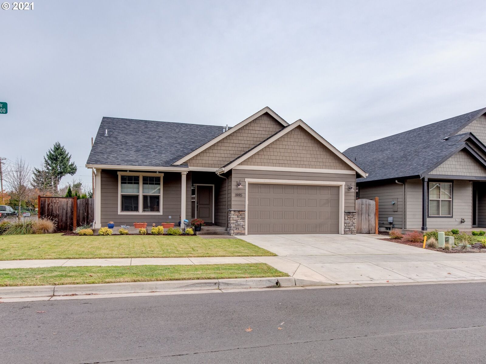 Property Photo: 1995 Cedar Brook Dr OR 97402