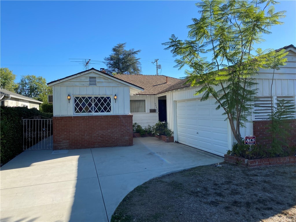 Property Photo:  5200 Veloz Avenue  CA 91356 