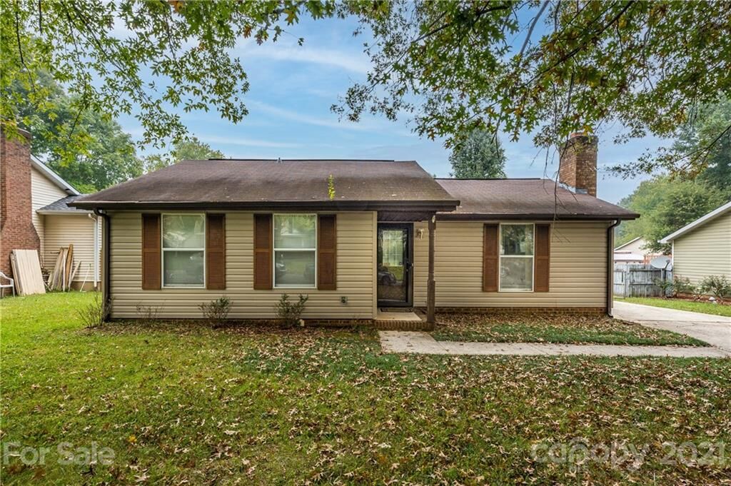Property Photo: 5917 Sunrise Court NC 28212