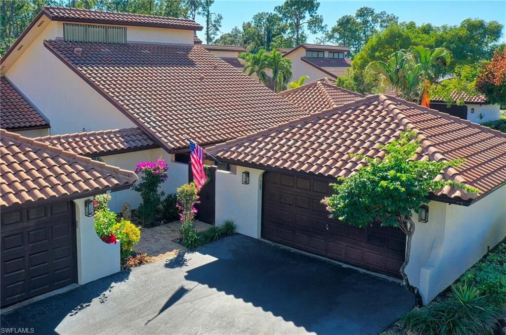 Property Photo: 2112 Buckingham Ln U-10 FL 34112