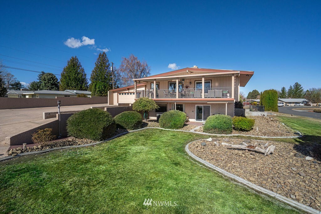 Property Photo:  840 Braeburn Place NW  WA 98851 