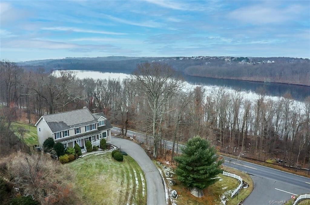 Property Photo:  2 Woodridge Lane  CT 06812 