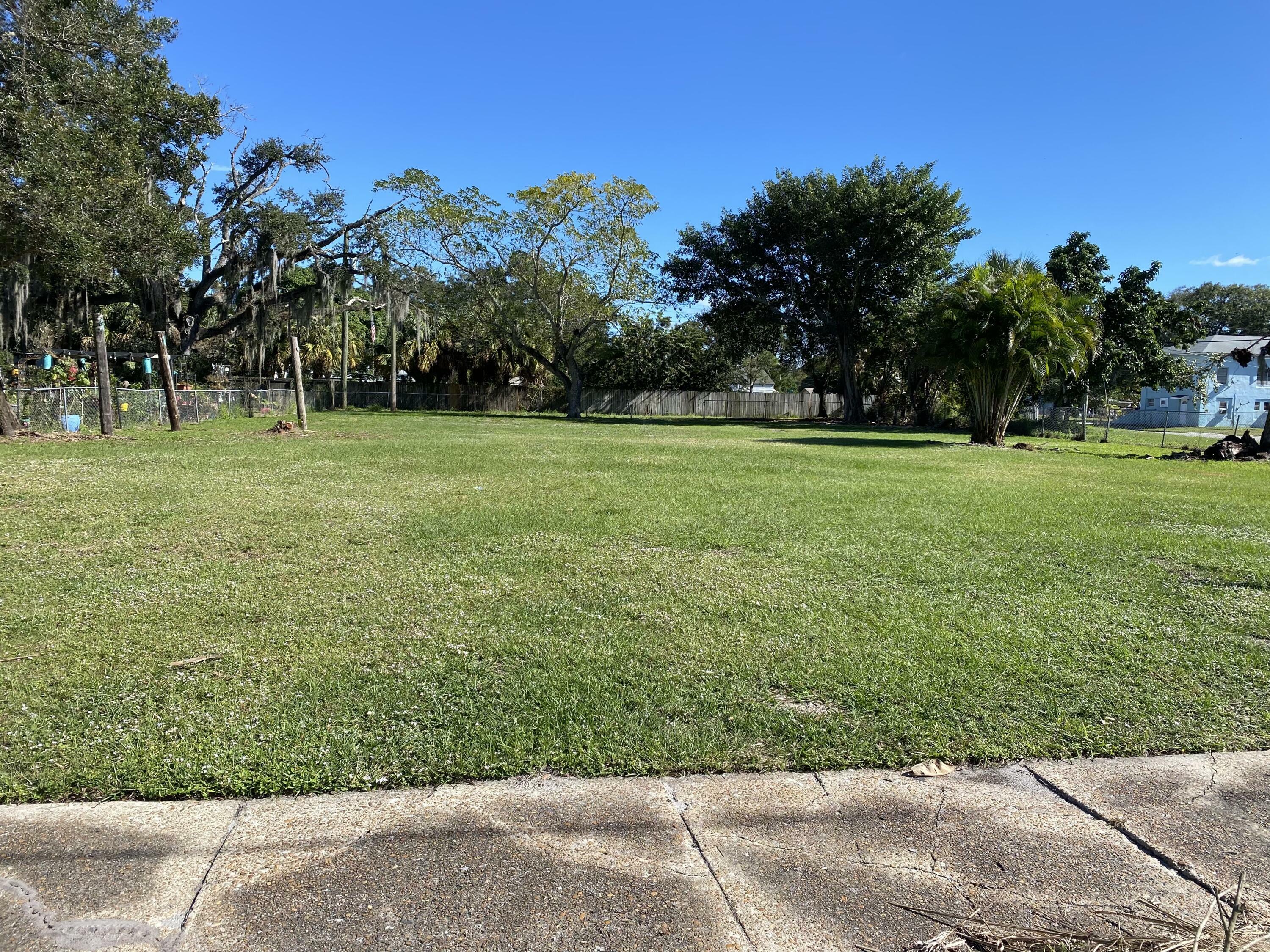 Property Photo:  304 N 12th N Street  FL 34950 