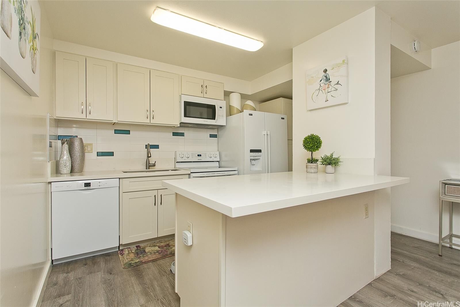 Property Photo: 1610 Kanunu Street 808 HI 96814