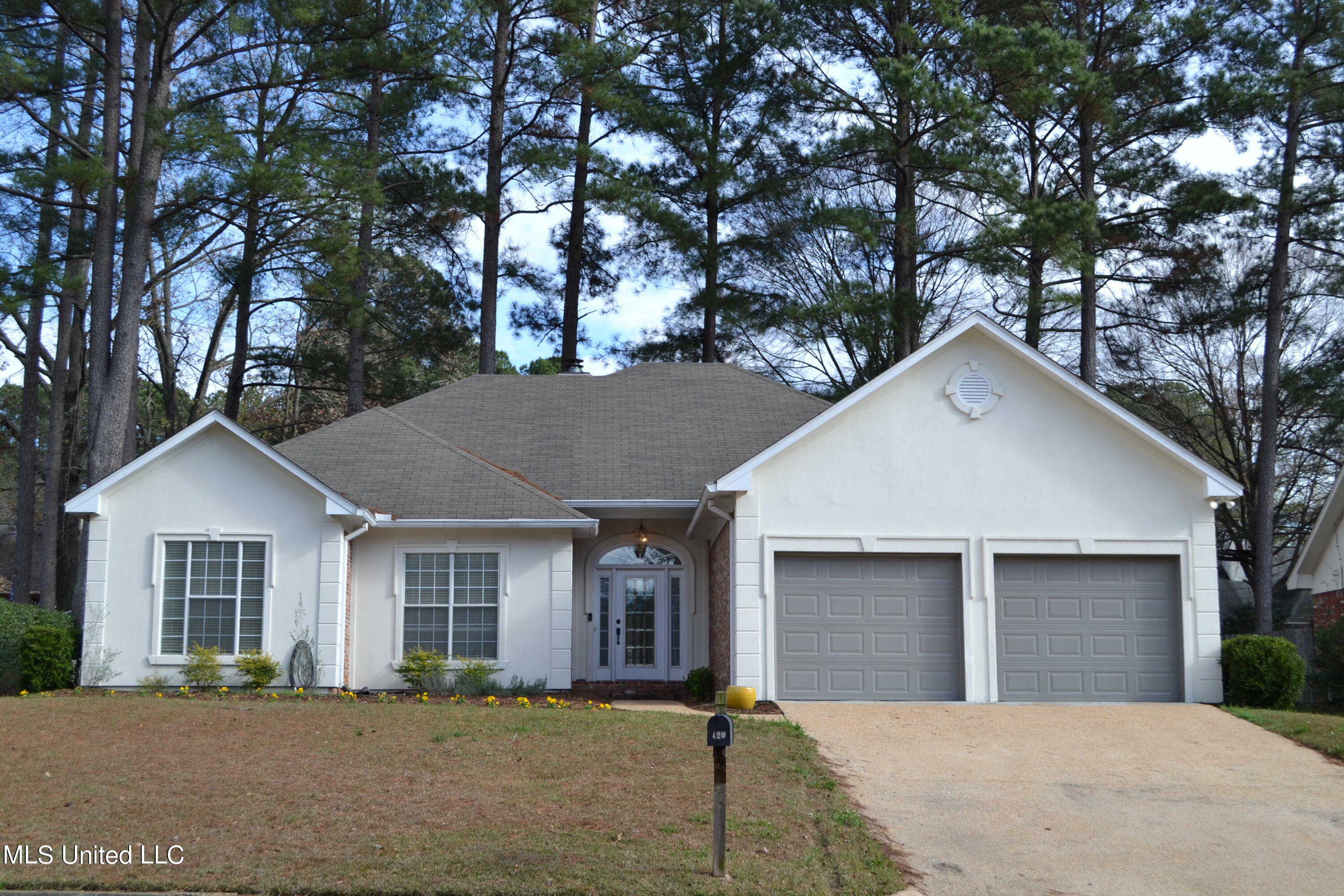 Property Photo:  420 Idlewoods Lane  MS 39157 