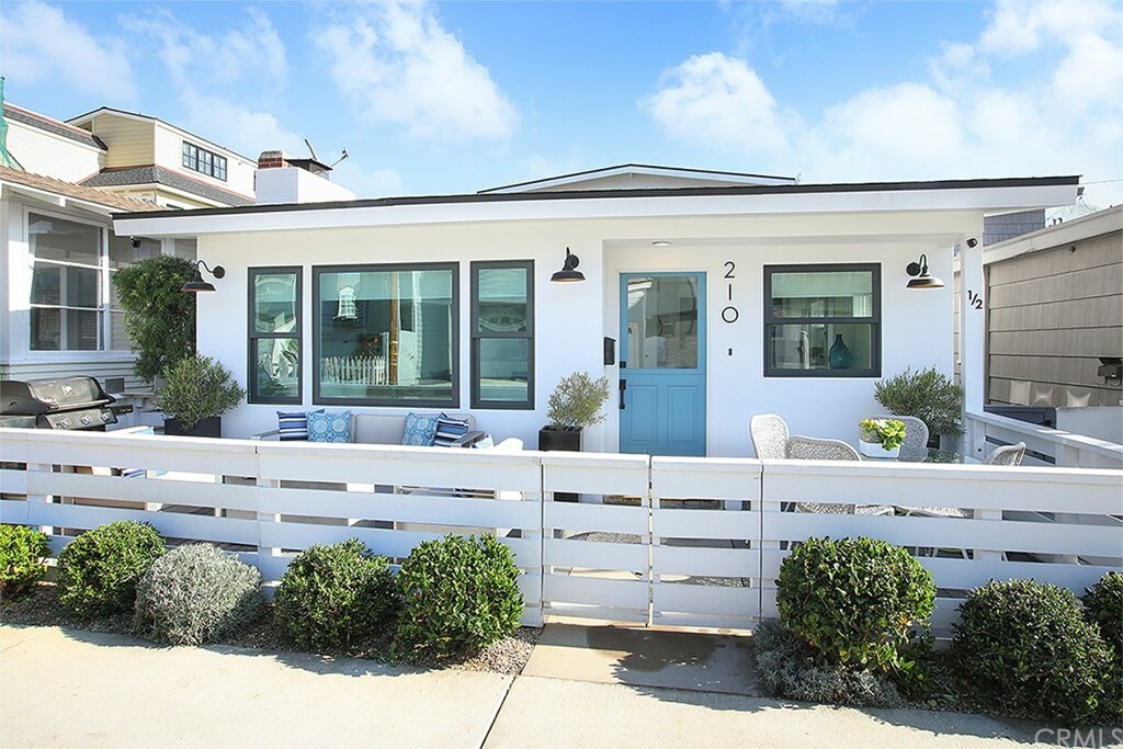 Property Photo:  210 Collins Avenue  CA 92662 