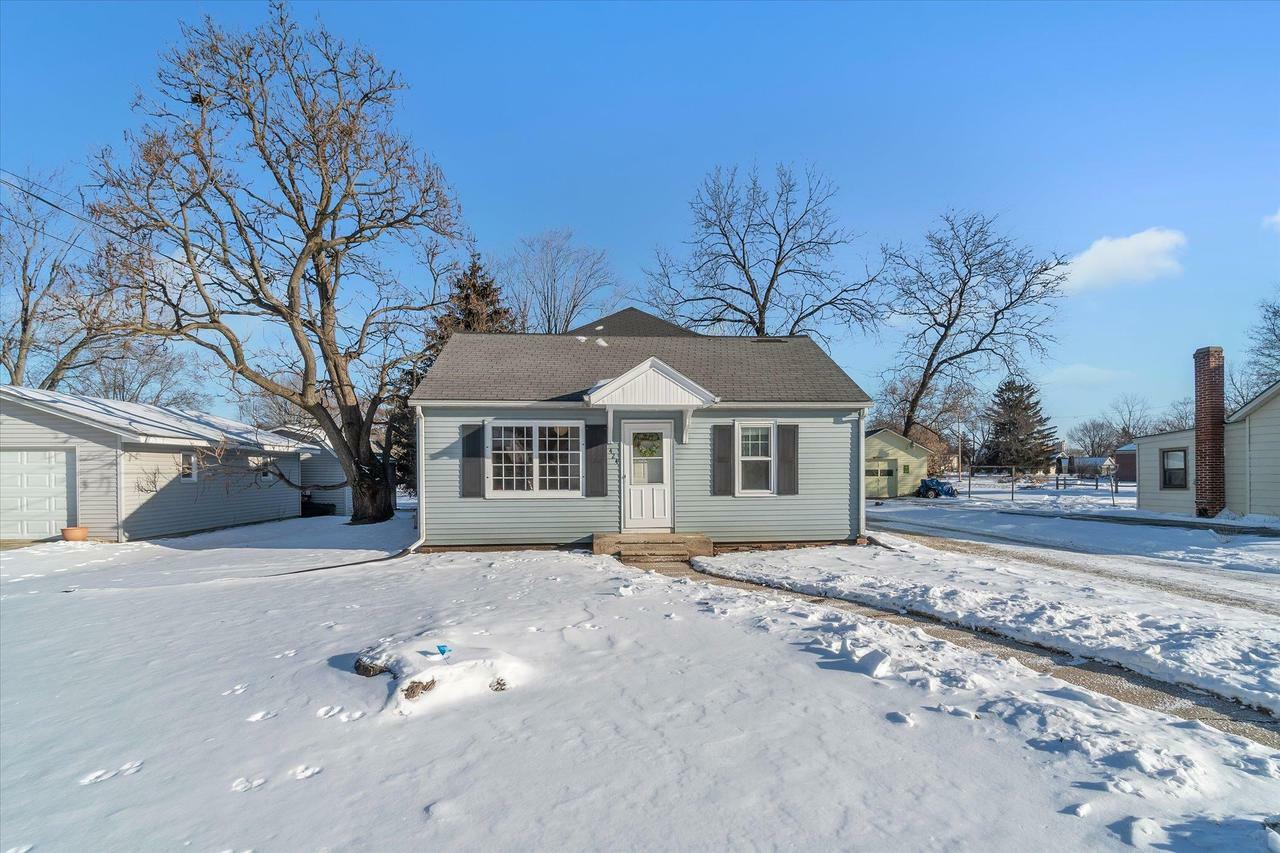 Property Photo:  424 Greenman St  WI 53563 