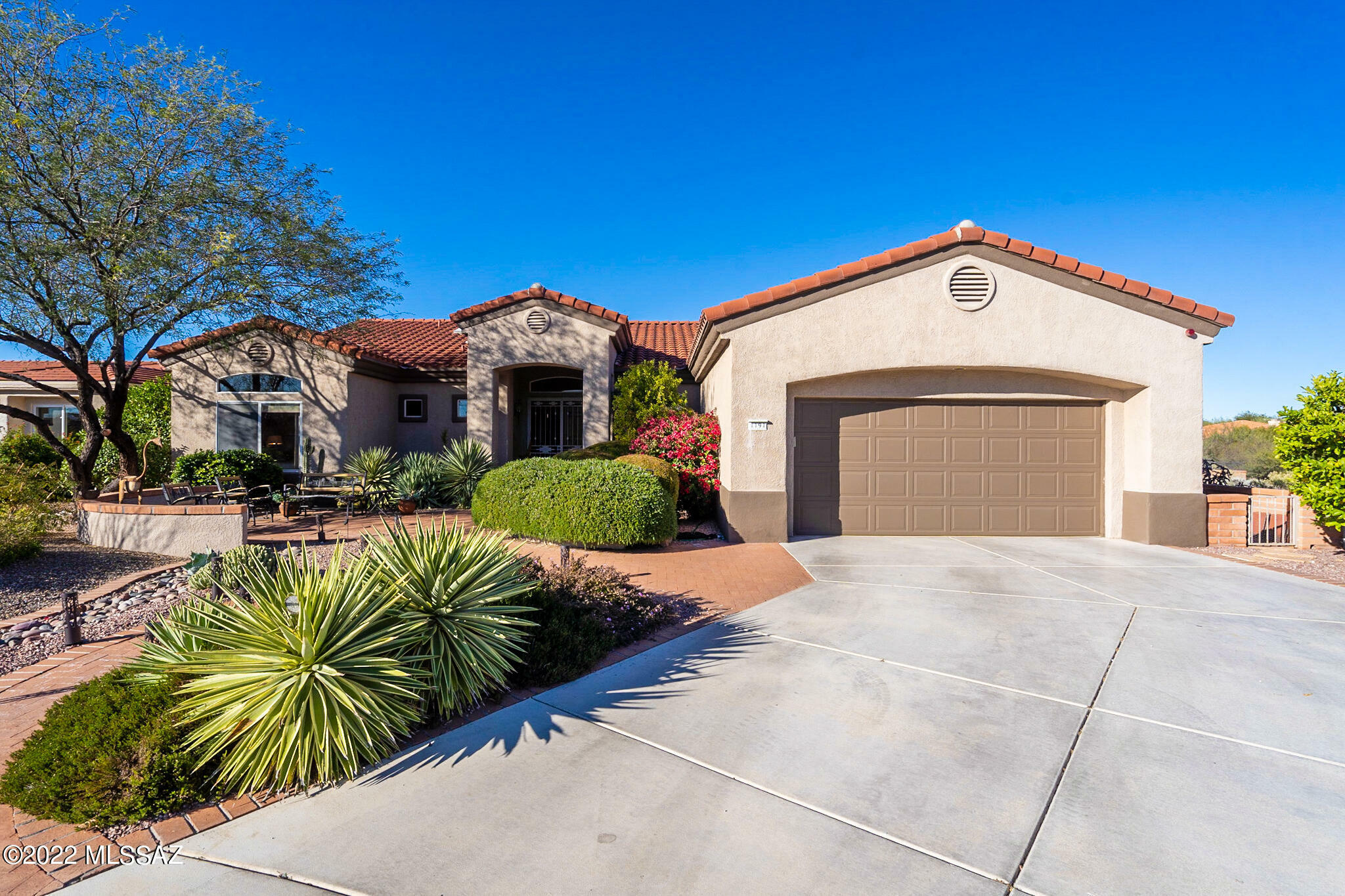 Property Photo:  1191 E Versailles Drive  AZ 85755 