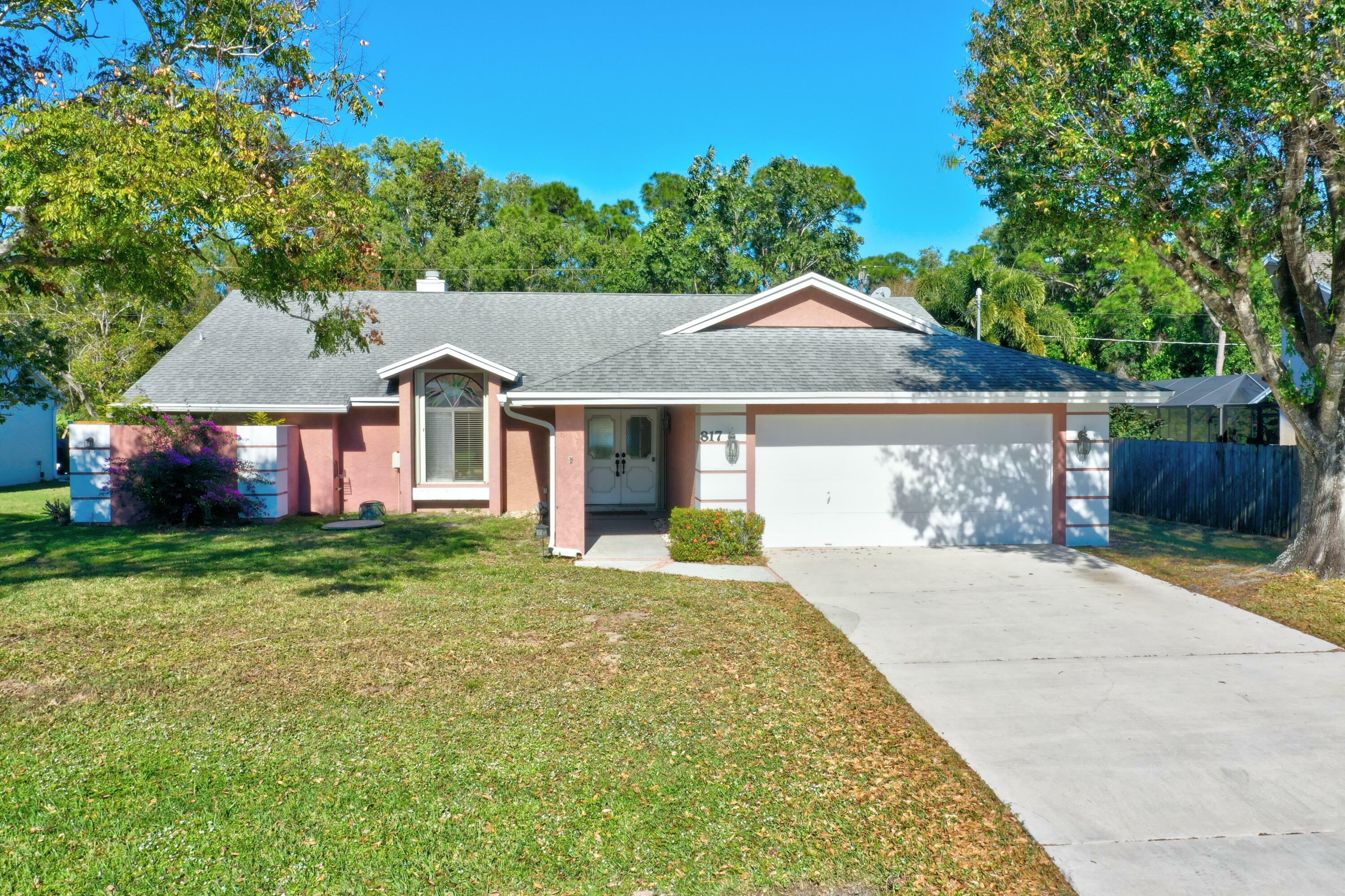 Property Photo:  817 SE Streamlet Avenue  FL 34983 