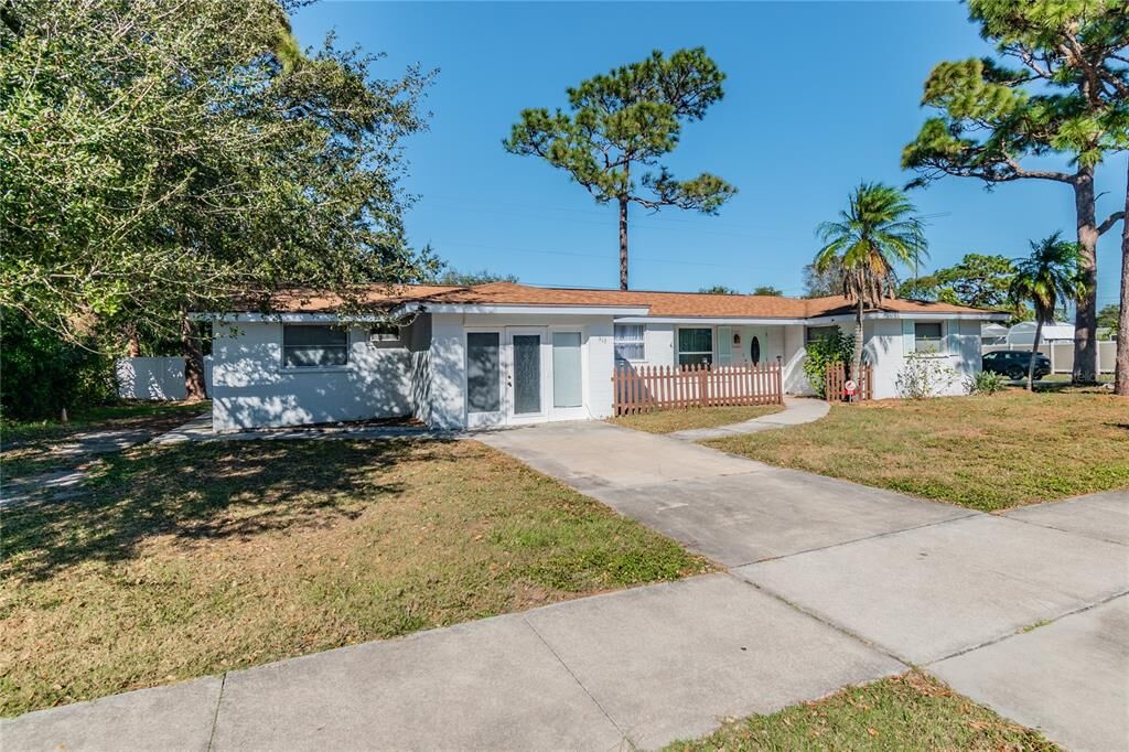 Property Photo:  313 Briarwood Road  FL 34293 