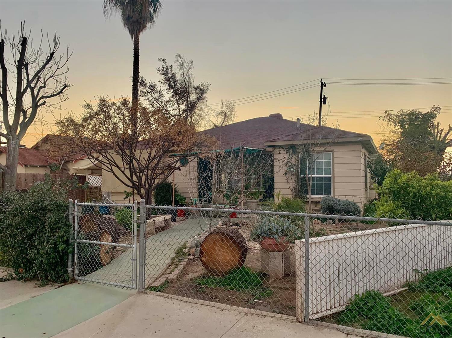 Property Photo:  831 T Street  CA 93304 