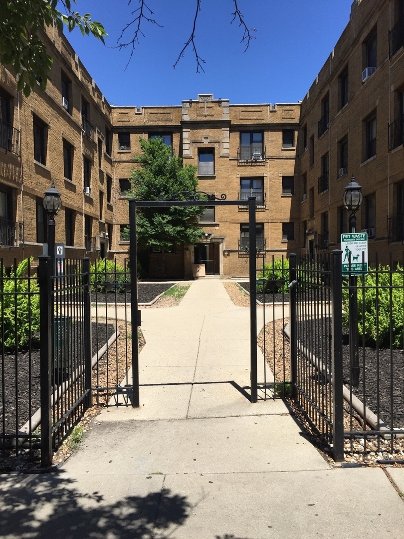 Property Photo: 732 W Roscoe Street Ngdn IL 60657