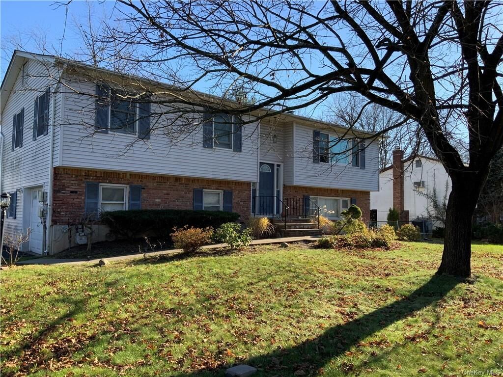 Property Photo:  33 Lake Nanuet Drive  NY 10954 