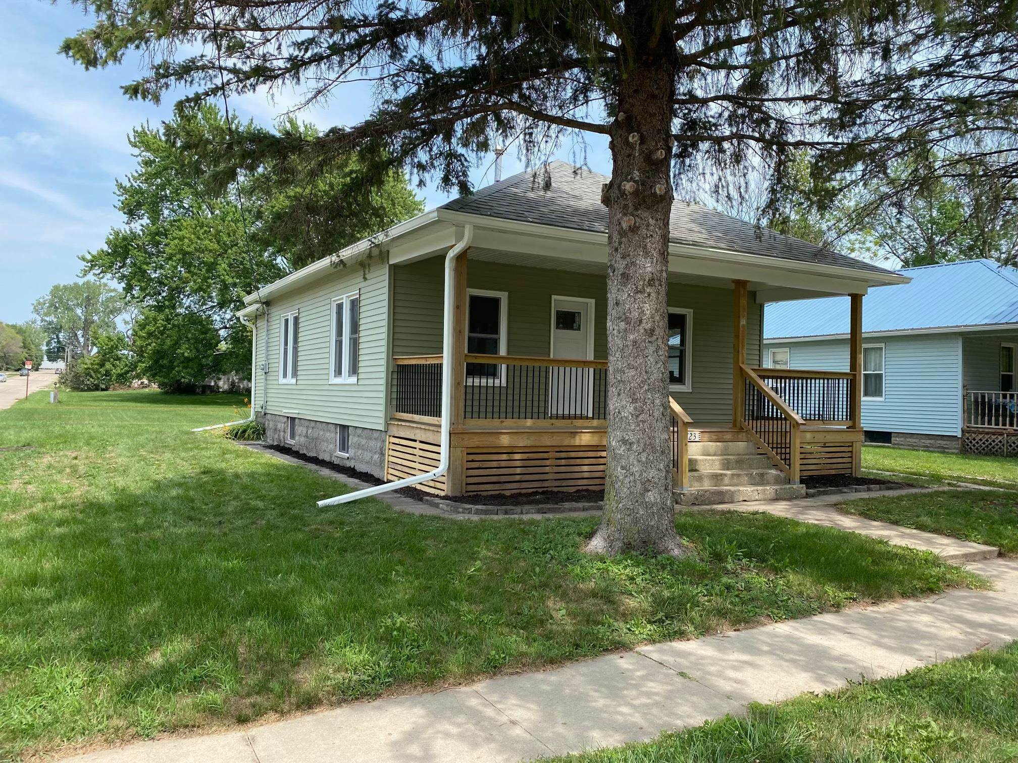 Property Photo:  723 W Charles Street  IA 50662 