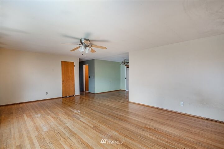 Property Photo:  950 SE 6th Avenue  WA 98277 