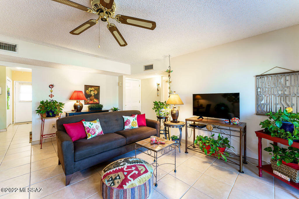 Property Photo: 30 W Calle Del Chancero AZ 85614