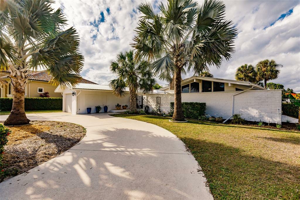 Property Photo:  1960 W Marion Avenue  FL 33950 