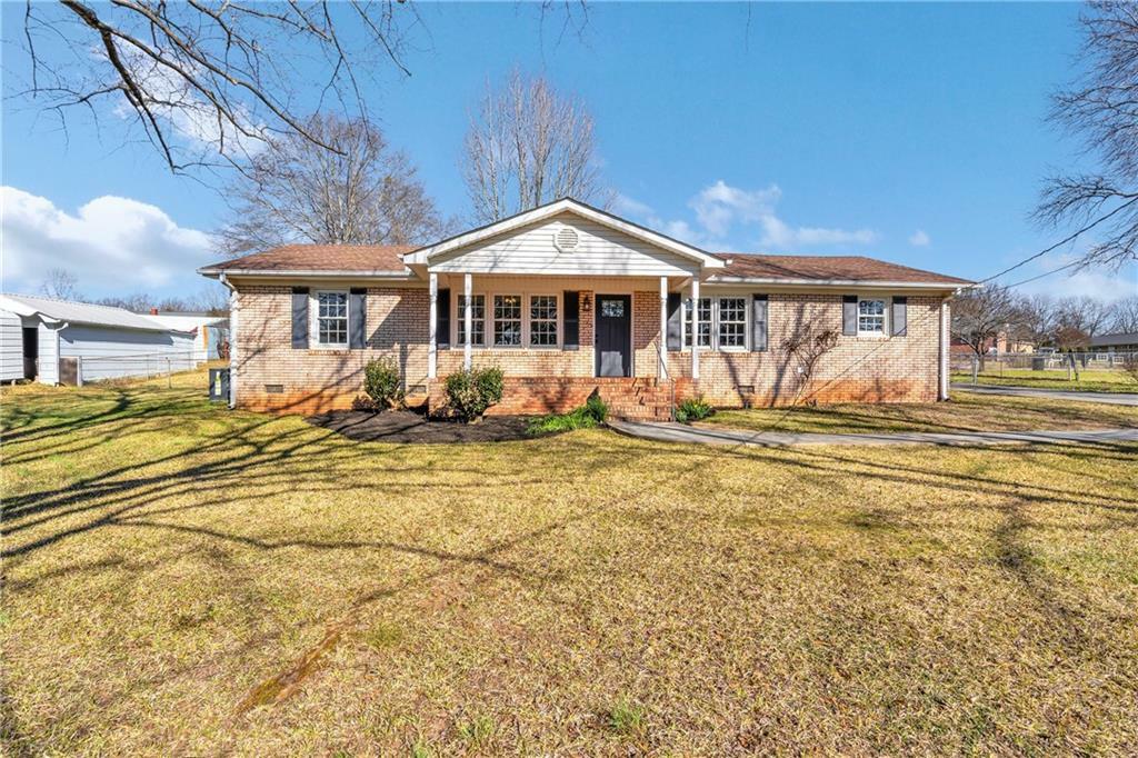 Property Photo:  202 Ridgeland Circle  SC 29640 