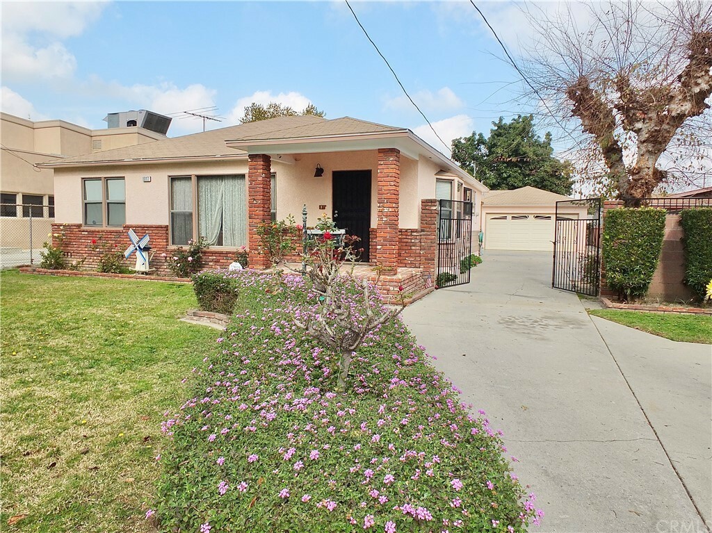 Property Photo: 10117 Palm Street CA 90706