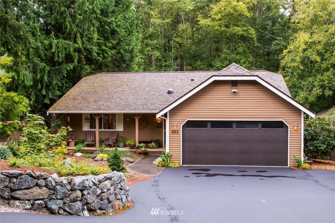 Property Photo:  903 Yew Street  WA 98229 