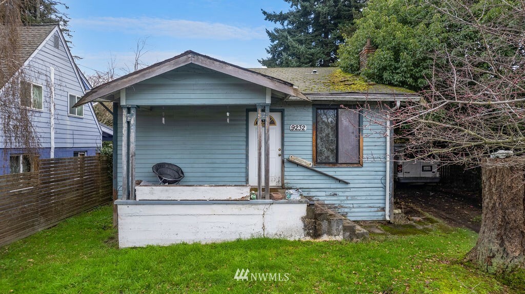 Property Photo:  9232 Densmore Avenue N  WA 98103 