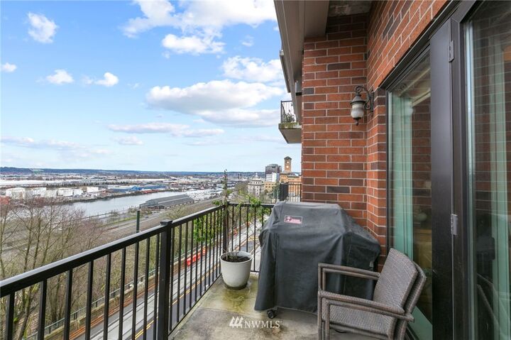 Property Photo: 505 Broadway 407 WA 98402