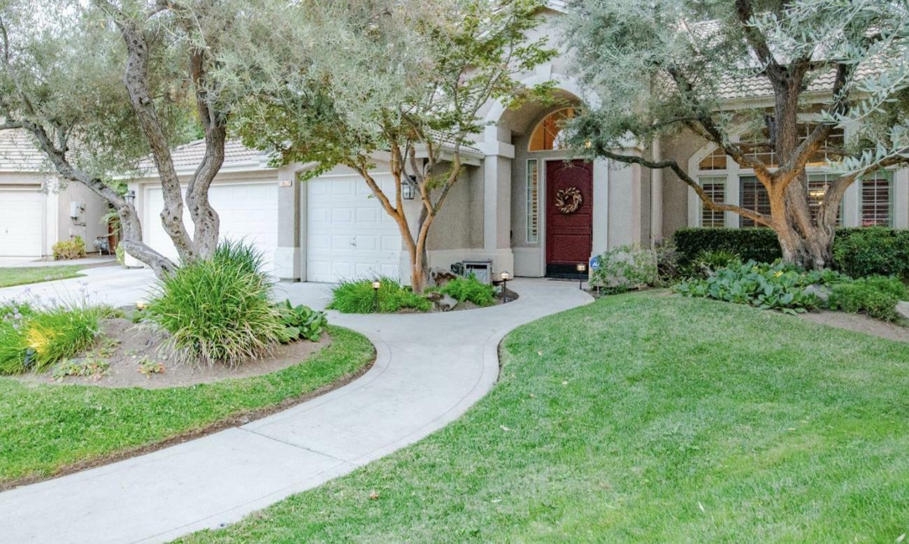 Property Photo:  10527 North Pieripont Circle  CA 93730 