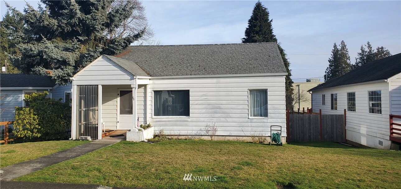 Property Photo:  717 E 4th Street  WA 98362 