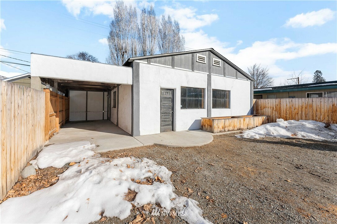Property Photo: 317 E Wapato Avenue WA 98816