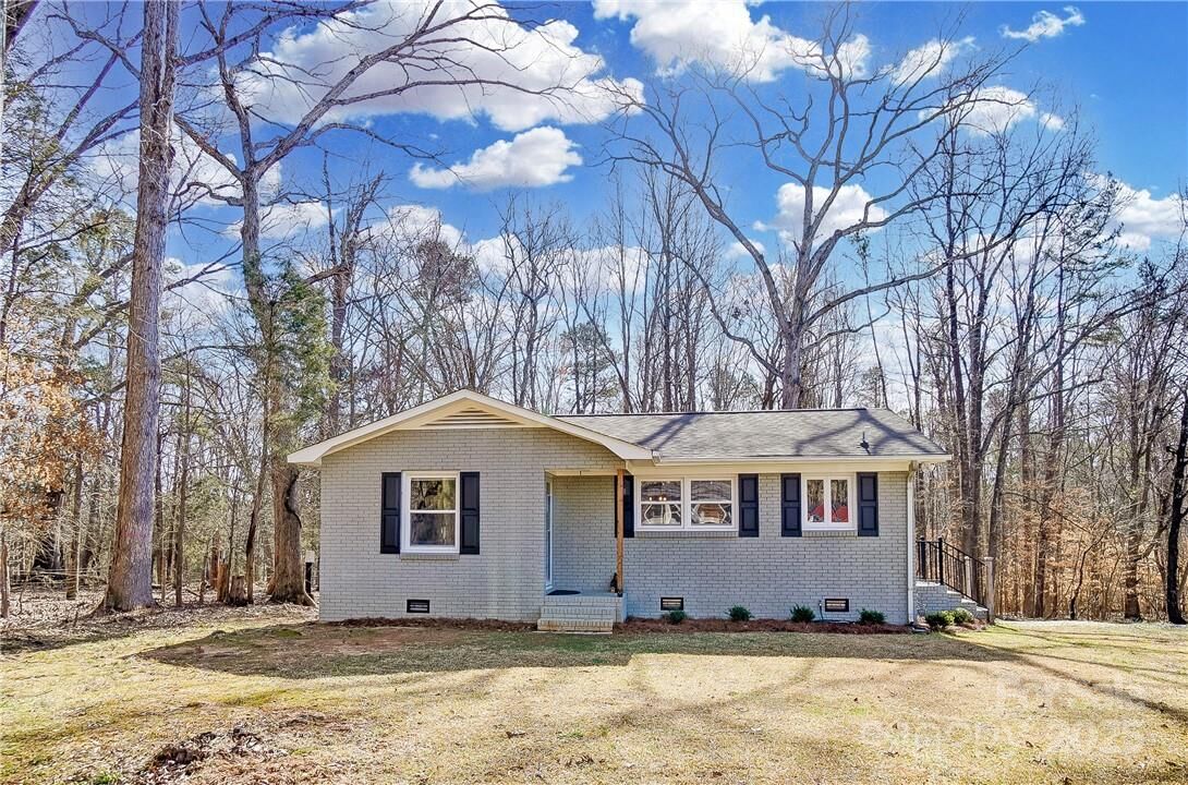Property Photo: 3804 Vanderburg Drive S NC 28025
