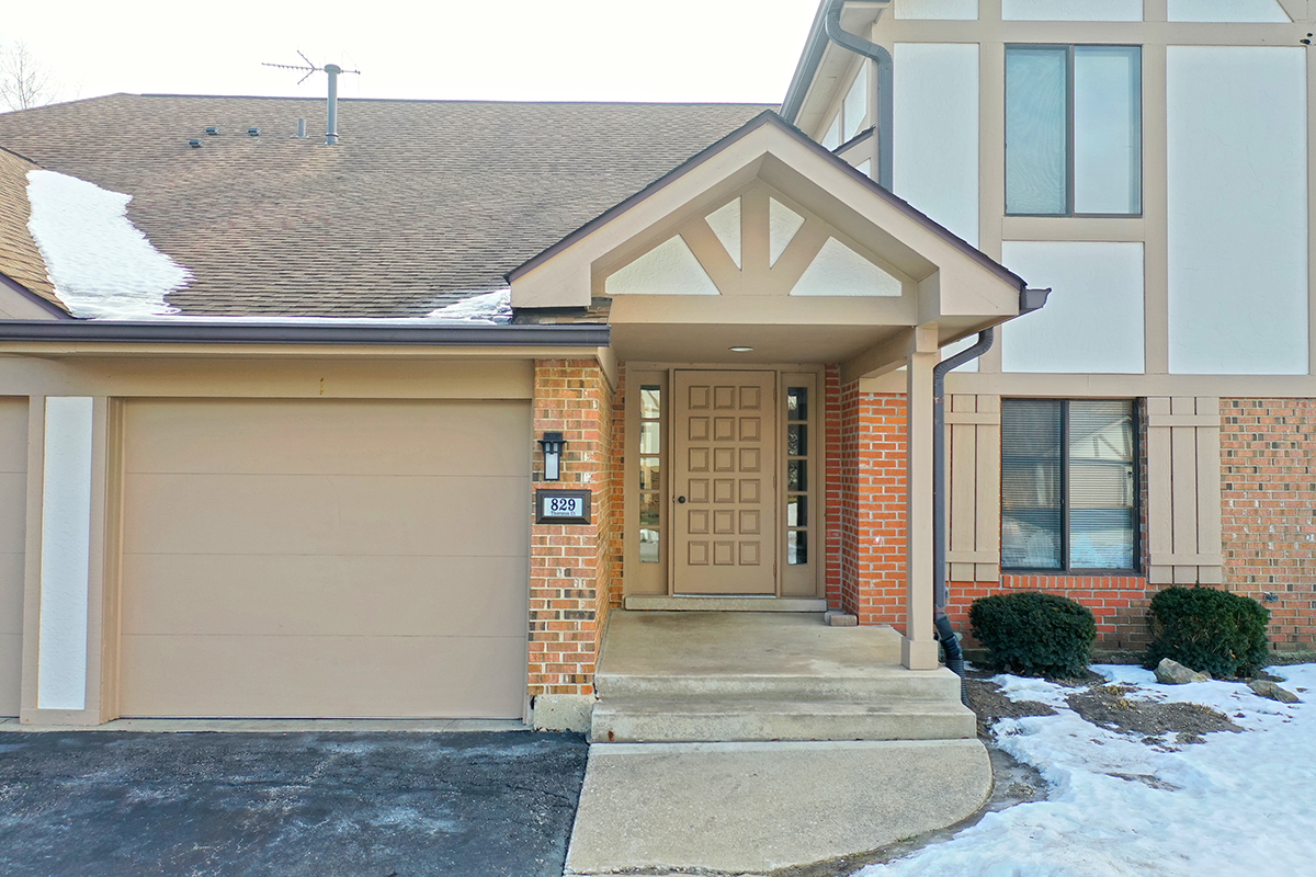 Property Photo:  829 Thornton Court 2B  IL 60193 