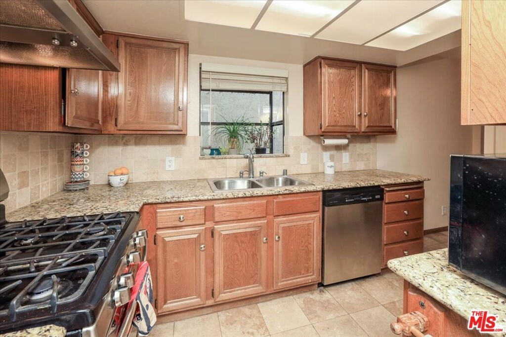 Property Photo:  1002 W Riverside Drive 27  CA 91506 