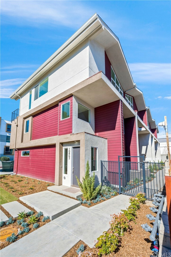 Property Photo:  10861 1/2 W Hartsook St  CA 91601 