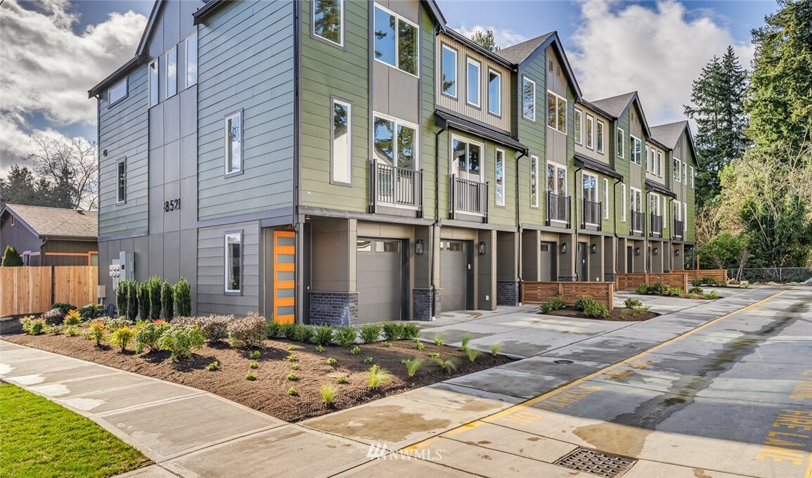 Property Photo: 18521 1st Avenue NE B WA 98155