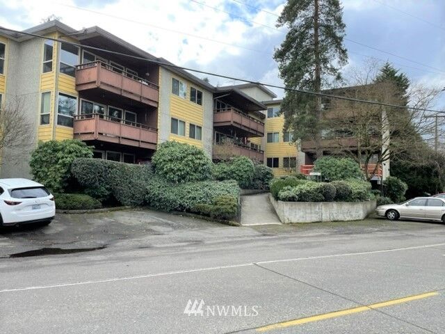Property Photo:  13433 Roosevelt Way N 303  WA 98133 