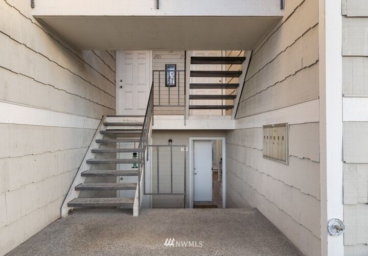 Property Photo:  91 SE 11th Avenue 102  WA 98277 