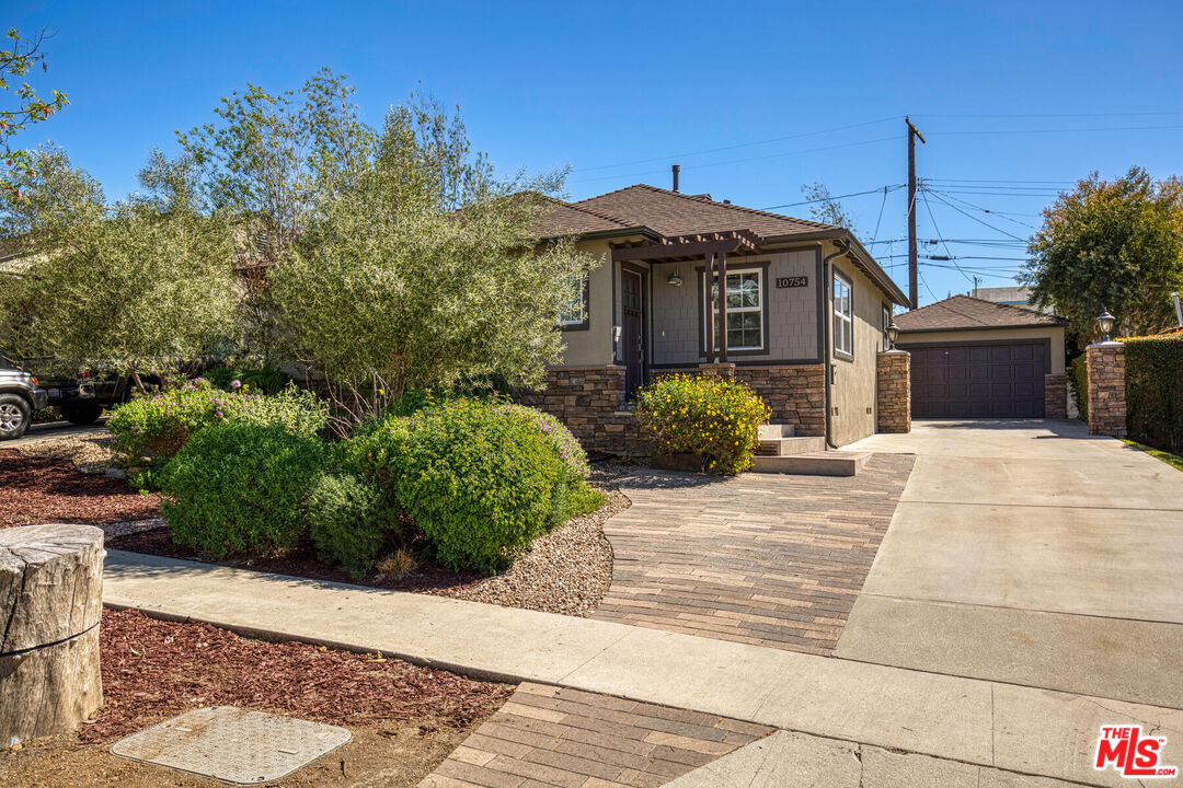 Property Photo:  10754   Flaxton St  CA 90230 