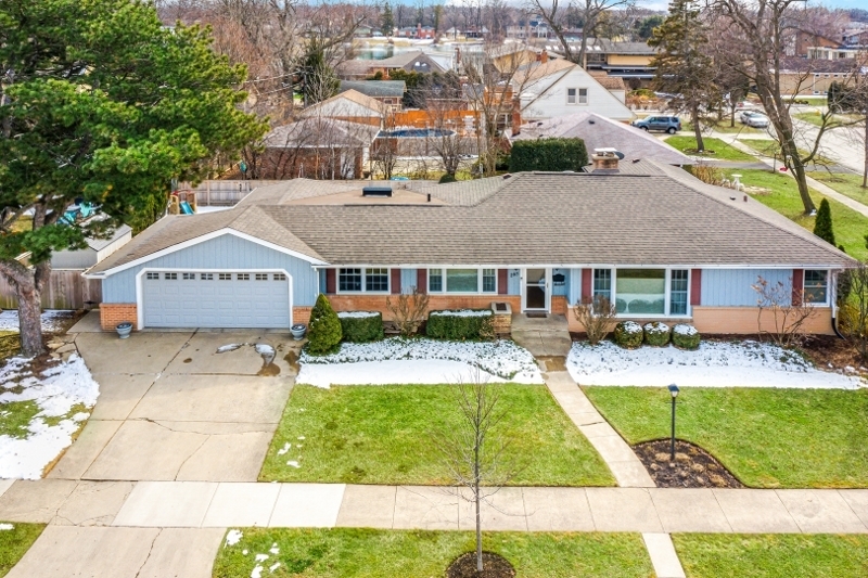 Property Photo: 245 N Redfield Court IL 60068