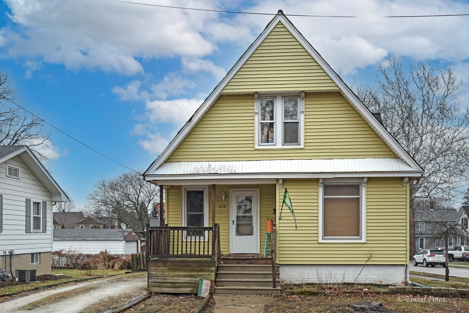 Property Photo:  638 S Cross Street  IL 60178 