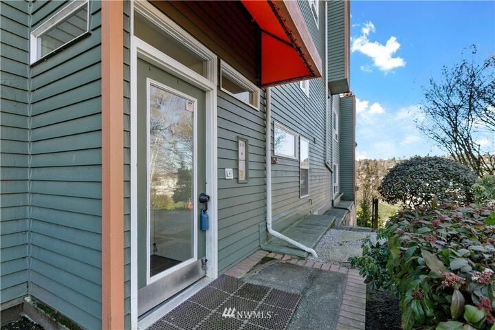 Property Photo: 2855 14th Avenue W 201 WA 98119