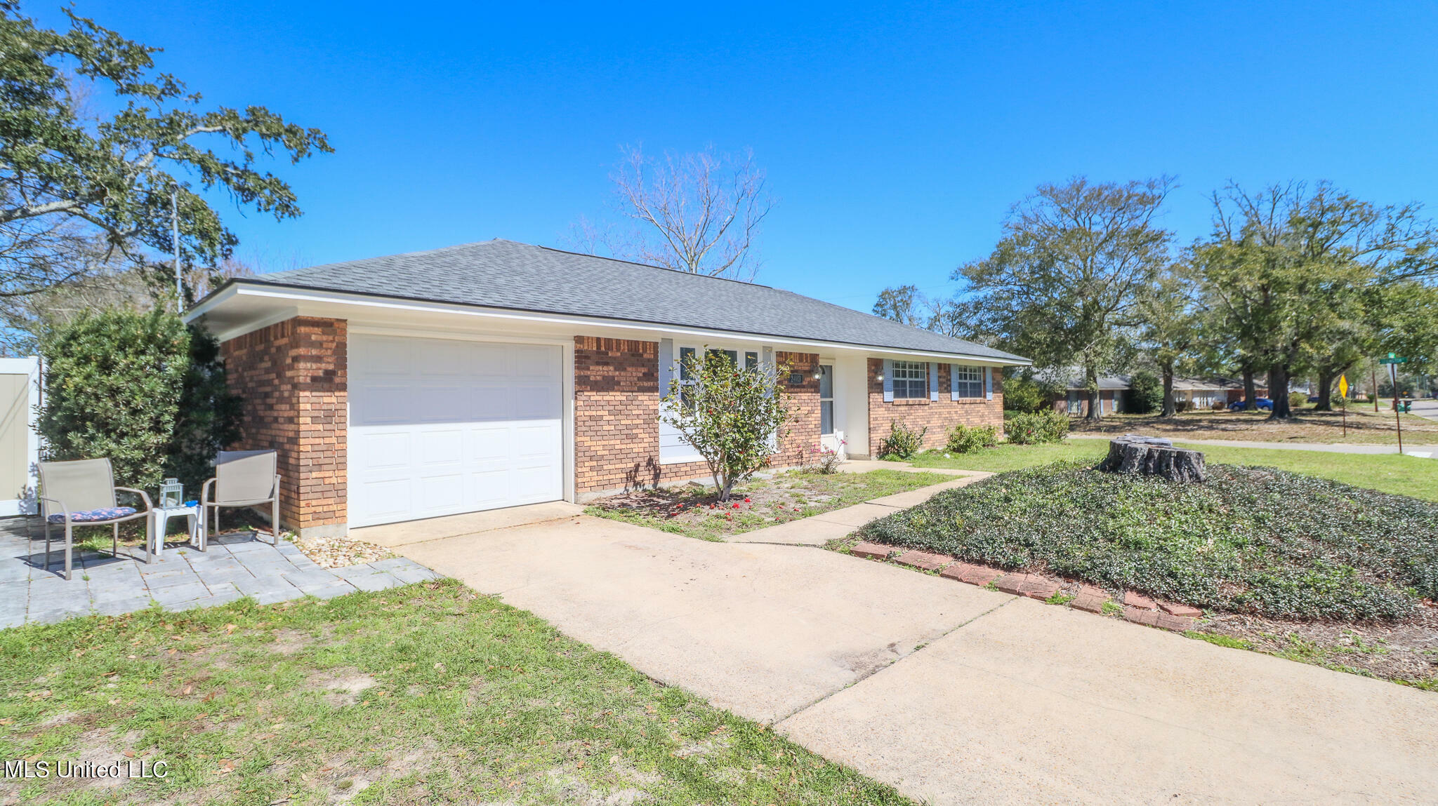 Property Photo:  2403 Collins Boulevard  MS 39507 