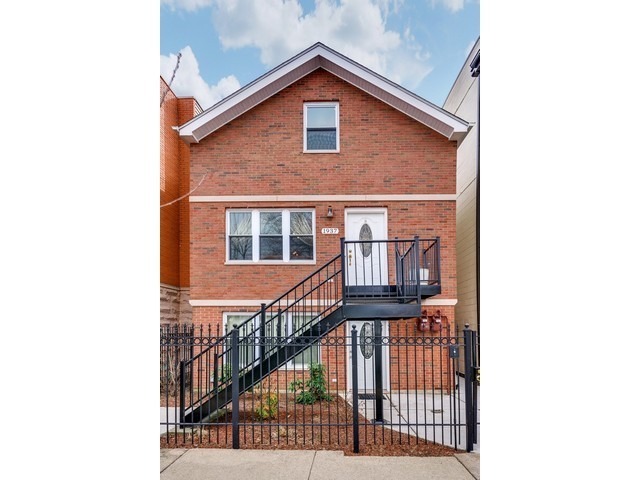 Property Photo: 1937 W Race Avenue 2 IL 60622
