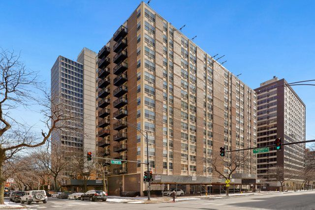 Property Photo:  3033 N Sheridan Road 401  IL 60657 