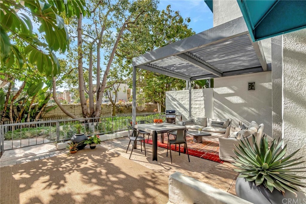 Property Photo: 5657 Azure Way CA 90803