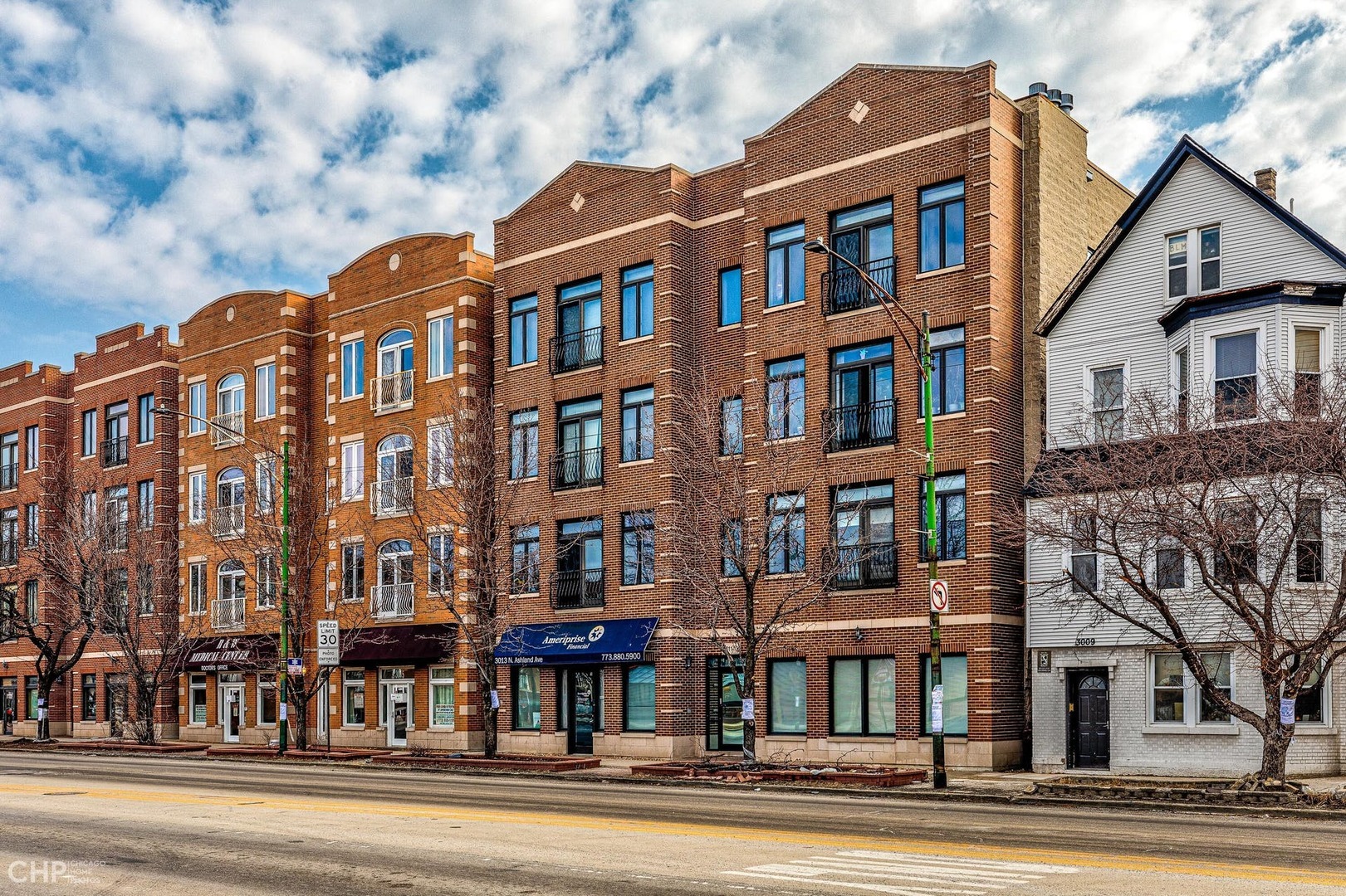 Property Photo: 3011 N Ashland Avenue 4S IL 60657