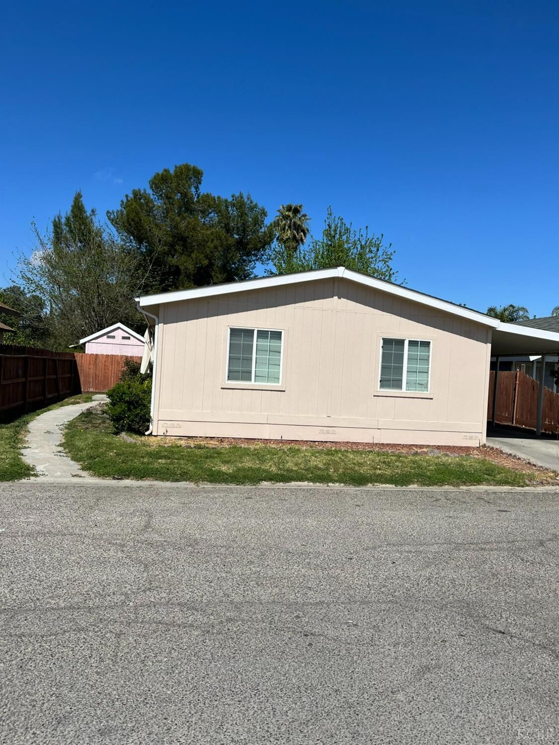 Property Photo: 1110 Village Drive CA 93212